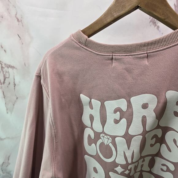 Heirloom Bridal Sweatshirt Womens XL Pink Pullover Crewneck Here Comes The Bride - Picture 6 of 12